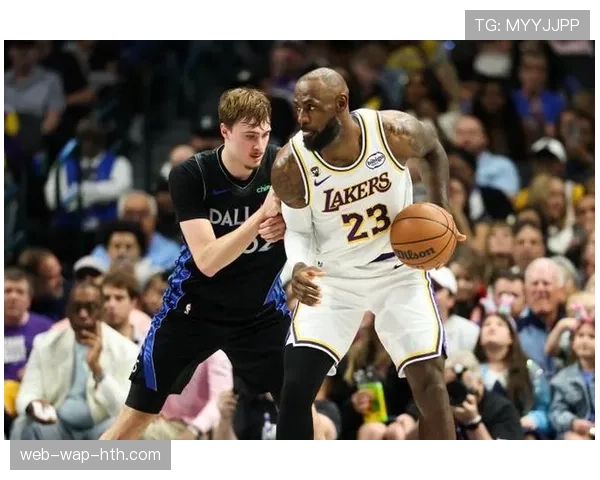 詹姆斯对阵独行侠出战39分钟，交30分9篮板15助攻准三双